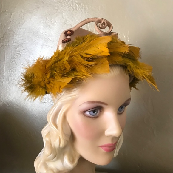 CHIC 1940s\' BEIGE FELT HAT - CONICAL CROWN, WIRED CURLY BANDS & GOLD FEATHERS main image 8